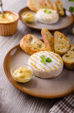 Dijon hardalı ile ızgara peyniri