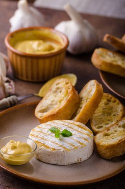 Dijon hardalı ile ızgara peyniri