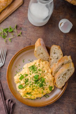 sahanda yumurta otlar ile