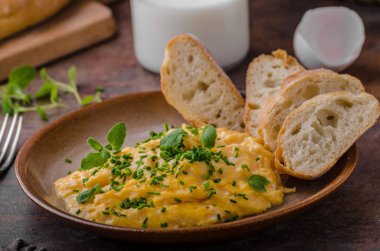 sahanda yumurta otlar ile