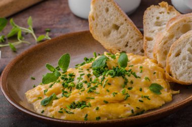 sahanda yumurta otlar ile