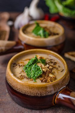 Kavrulmuş karnabahar ve lahana ile krem çorbası