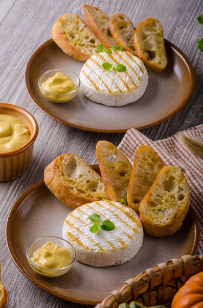 Grilled camembert with dijon mustard — Stock Photo, Image