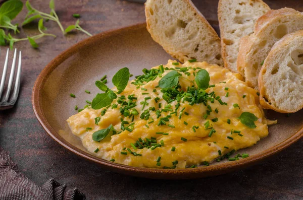 sahanda yumurta otlar ile