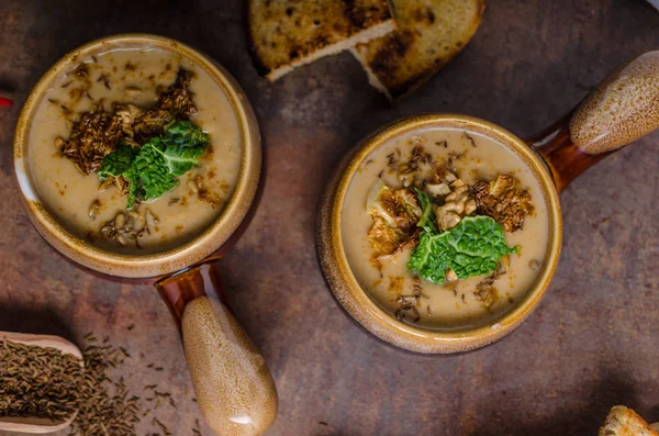 Cremige Suppe mit geröstetem Blumenkohl und Kohl — Stockfoto
