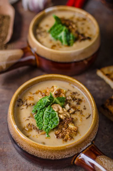 Cremige Suppe mit geröstetem Blumenkohl und Kohl — Stockfoto