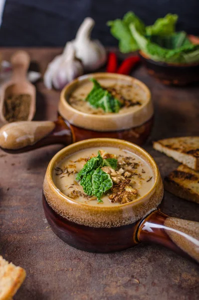 Cremige Suppe mit geröstetem Blumenkohl und Kohl — Stockfoto