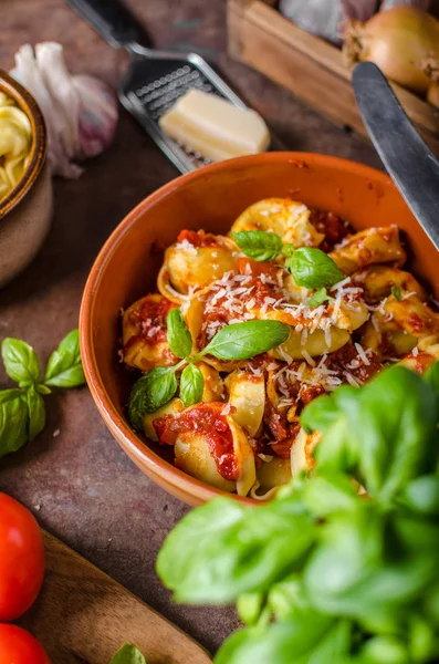 Tortellini casero con salsa de tomate —  Fotos de Stock