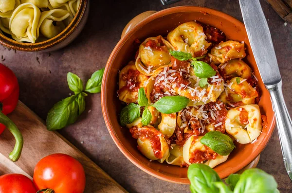 Domates soslu ev yapımı tortellini