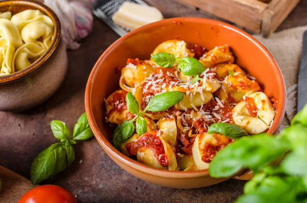 Tortellini casero con salsa de tomate —  Fotos de Stock