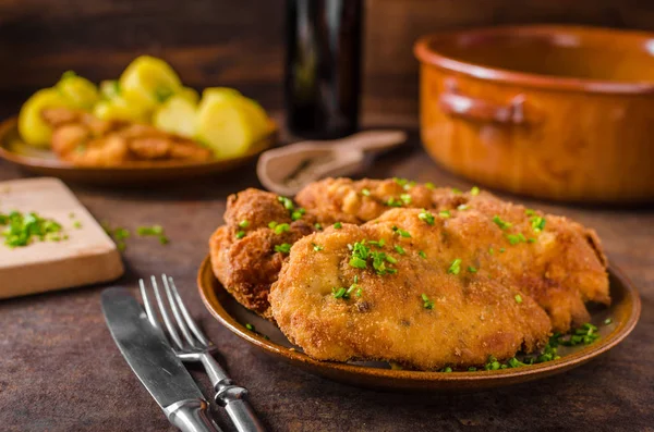 Wiener schnitzel with potatoes — Stock Photo, Image