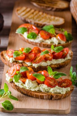 Panini otlar ile ekmek taze peynir