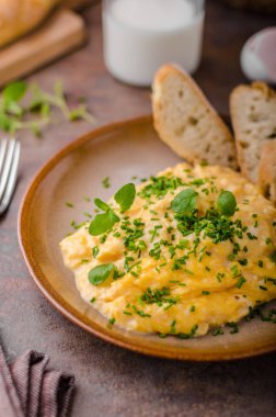 sahanda yumurta otlar ile