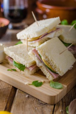 Mayo, peynir ve jambon ile Bio sandviç