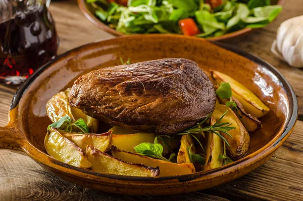 Beef steak with herbs and wine — Stock Photo, Image