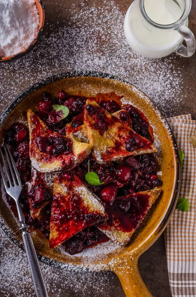 French toats with berries — Stock Photo, Image