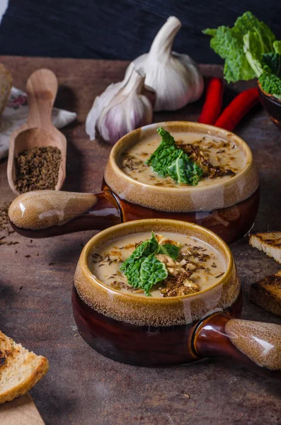 Вершковий суп зі смаженою цвітною капустою та капустою — стокове фото