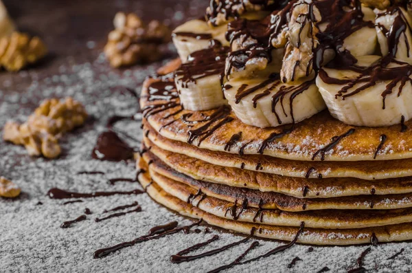 Rustikale Pfannkuchen mit Banane — Stockfoto