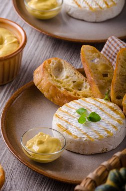 Dijon hardalı ile ızgara peyniri