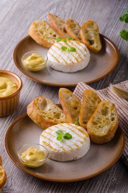 Dijon hardalı ile ızgara peyniri