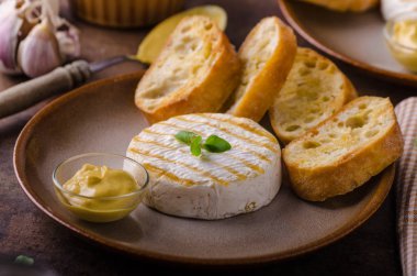 Dijon hardalı ile ızgara peyniri