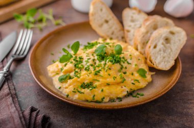 sahanda yumurta otlar ile