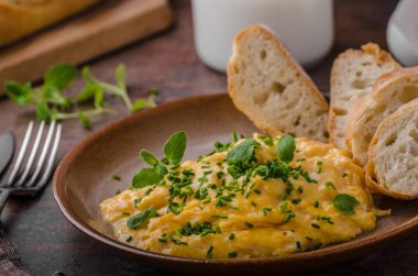 sahanda yumurta otlar ile