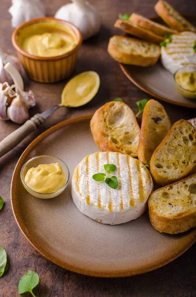Camembert alla griglia con senape di Digione — Foto Stock