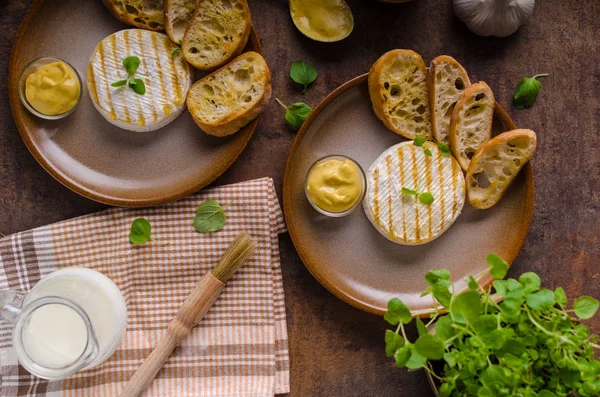 Camembert z grilla z musztardą dijon — Zdjęcie stockowe