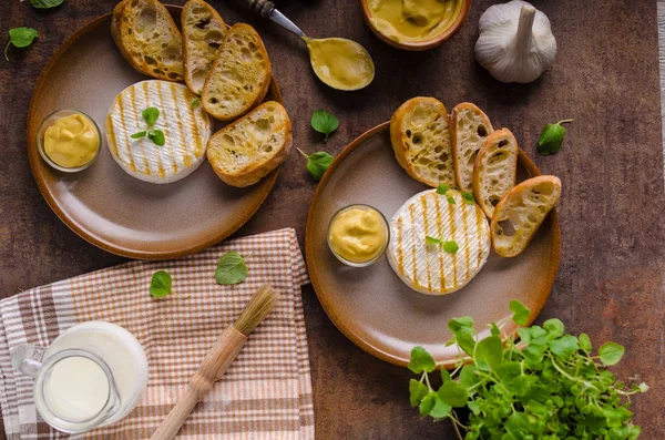 Camembert a la parrilla con mostaza dijon —  Fotos de Stock