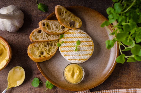 Camembert alla griglia con senape di Digione — Foto Stock