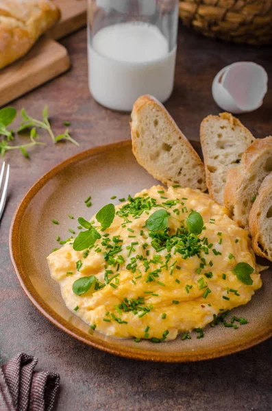 Huevos revueltos con hierbas —  Fotos de Stock