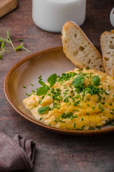 Huevos revueltos con hierbas —  Fotos de Stock