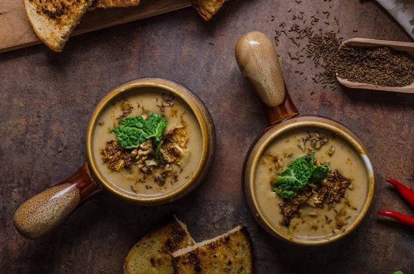 Sopa cremosa con coliflor tostada y col —  Fotos de Stock
