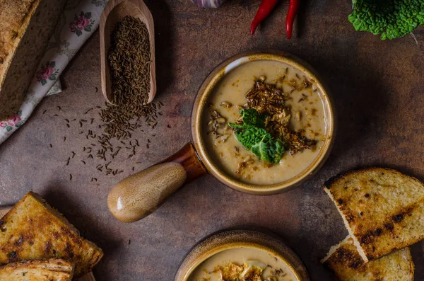 Sopa cremosa con coliflor tostada y col —  Fotos de Stock
