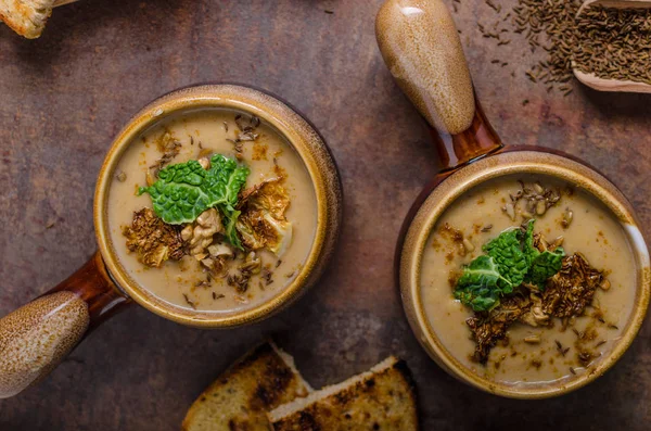 Sopa cremosa com couve-flor torrada e repolho — Fotografia de Stock