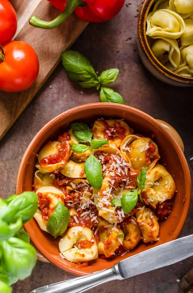 Tortellini casero con salsa de tomate —  Fotos de Stock