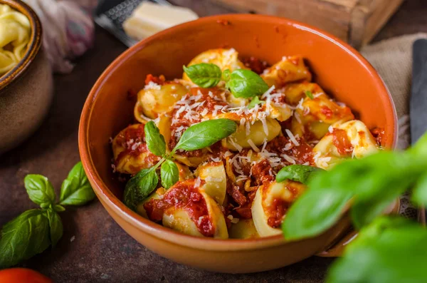 Tortellini casero con salsa de tomate —  Fotos de Stock