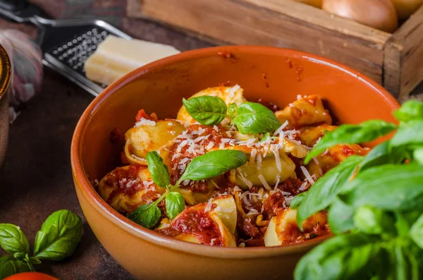 Tortellini casero con salsa de tomate —  Fotos de Stock