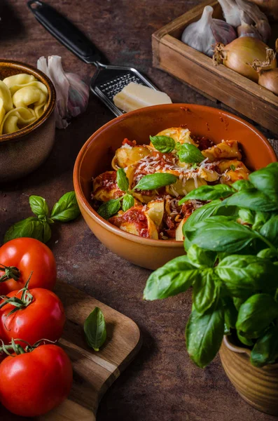 Tortellini caseiro com molho de tomate — Fotografia de Stock