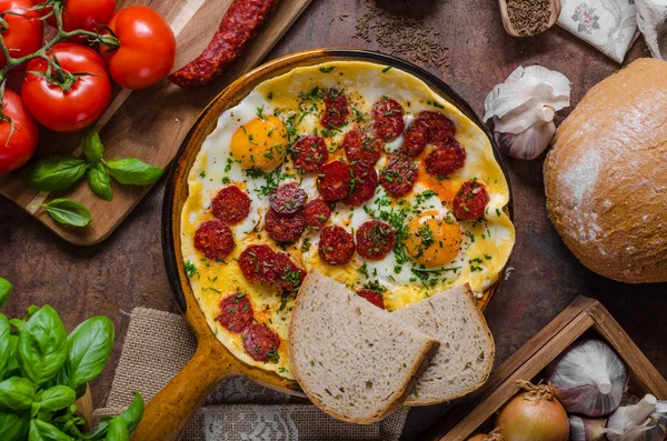 Omelete com chouriço e ervas — Fotografia de Stock