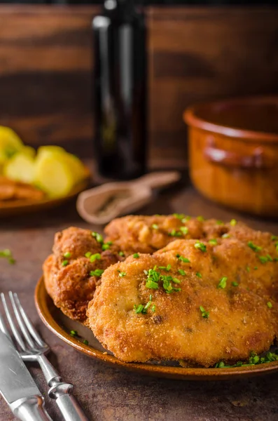 Wiener schnitzel with potatoes — Stock Photo, Image