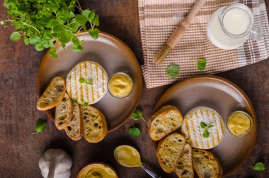 Dijon hardalı ile ızgara peyniri