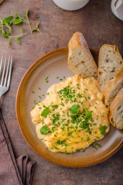 sahanda yumurta otlar ile