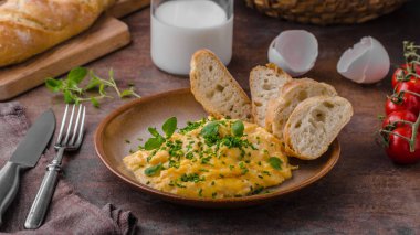 sahanda yumurta otlar ile