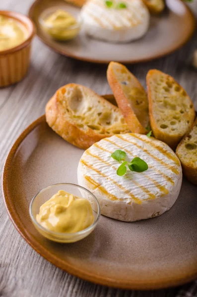 Camembert grelhado com mostarda dijon — Fotografia de Stock
