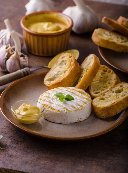 Gegrillter Camembert mit Dijon-Senf — Stockfoto