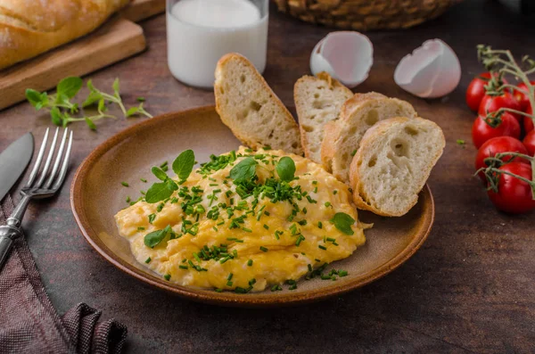 Huevos revueltos con hierbas —  Fotos de Stock