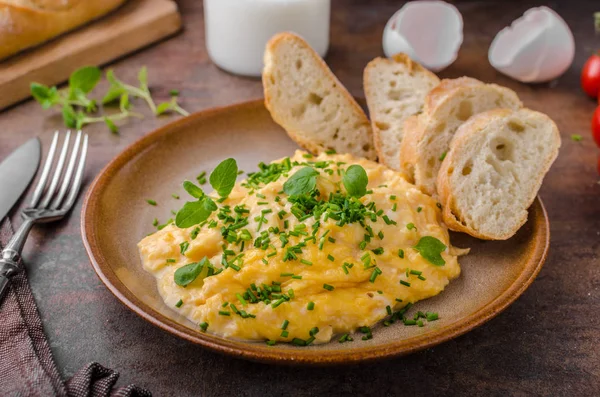 Scrambled eggs with herbs — Stock Photo, Image