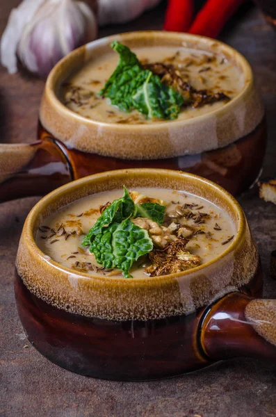 Cremige Suppe mit geröstetem Blumenkohl und Kohl — Stockfoto